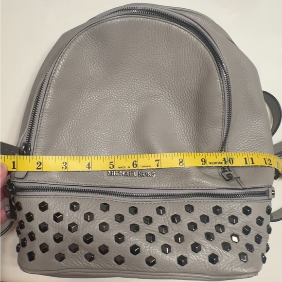 Michael Kors Rhea, elephant gray backpack bag with gunmetal zippers - Picture 9 of 14